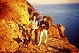 Tiziana, Mirko e Toby lungo il sentiero attrezzato del Passo del Bacio al Monte di Portofino.