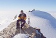 Mirko in cima alla Punta Zumstein; sullo sfondo la Punta Gnifeti e il Rifugio Regina Margherita.