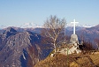 Il Monte Rosa e la croce di vetta del Pizzo d'Erna.