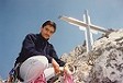 Mirko in cima alla Guglia Angelina, in compagnia della più bella croce mai vista in Grignetta; purtroppo ormai scomparsa.