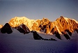 Un'alba su Monte Bianco, Maudit e Tacul, durante una camminata verso il Dente del Gigante.