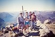 Silvano, Andrea, Tiziana, Barbara e un camaleontico Toby in cima al Monte Grona.