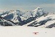 Un aeroplanino sul ghiacciaio sotto alla Monchsjochhutte; sullo sfondo l'Aletschhorn.