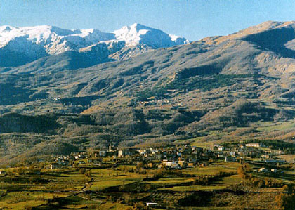 Villa Minozzo - sullo sfondo il Monte Cusna (2.121 s.l.m.)