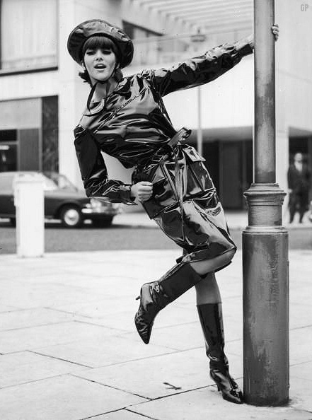 Boots fashion girls of years 60s 70s • Moda stivali e minigonne anni ...