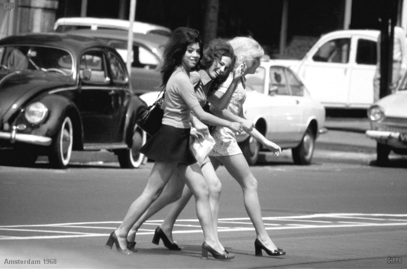 Miniskirts years 60s 70s - Girls sixties + seventies old pictures ...