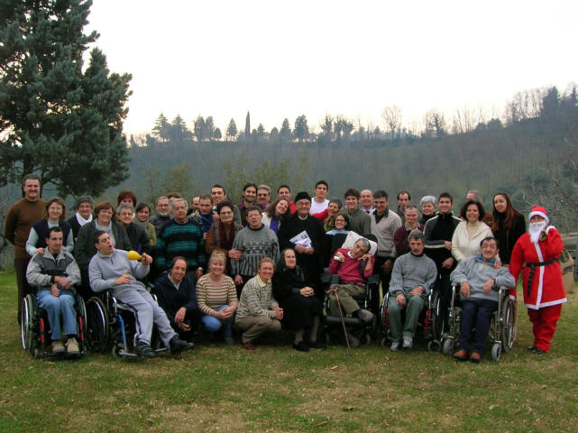 Foto di gruppo della Comunit riunita intorno a Don Oreste Benzi per festeggiare il Natale 2005