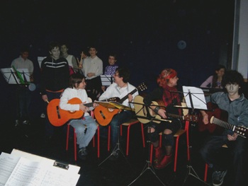 Fabrizio suona la chitarra durante la rappresentazione Musiche della Shoah.