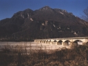 Panoramica del ponte sul Tagliamento con vista della montagna