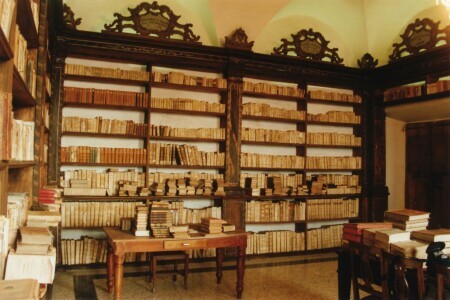 L'interno della Biblioteca del Monastero