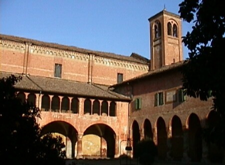 Dal Chiostro appaiono la Loggetta e il Campanile della Chiesa.