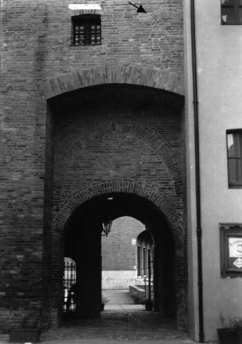 Fig. 42 - Torre di guardia. Fronte verso la corte. In alto, a lato della finestra, porticina medioevale tamponata.