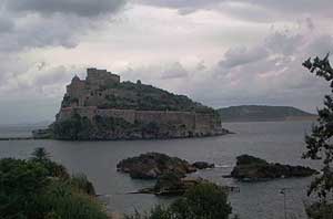 Il Castello Aragonese e gli Scogli di Sant'Anna