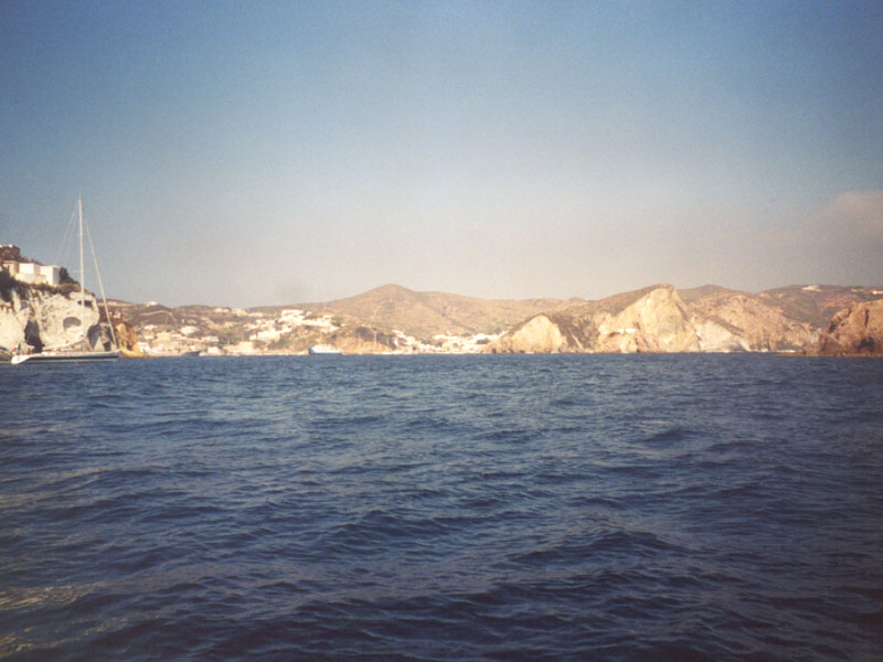 Ponza: il porto e Santa Maria visti dal mare
