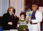 Michele Alfano con suo figlio Manuel premiato da Nadia Giovagnoli il 30 marzo 2006