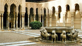 Il patio dell'Alhambra di Granada