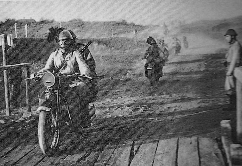 Immagine di motociclisti in Russia nel 1941 con soldato Rumeno a dx