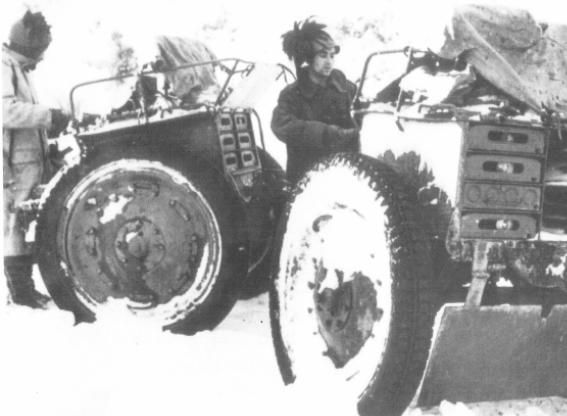 Bersaglieri armeggiano vicino a carrelli d'artiglieria