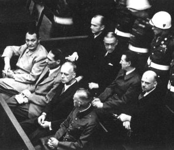 Goering a sinistra in abito chiaro