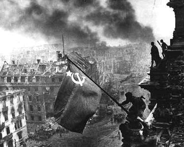 Fine conflitto: Eugenij Chaldeij fotografo ebreo ucraino- bandiera rossa sul Reichstag di Berlino