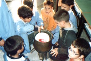 Alcuni bambini di seconda mescolano la pozione