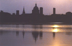 Mantova al tramonto, vista dai laghi