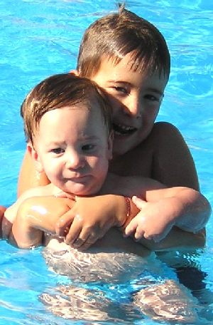Insieme in piscina luglio 2003