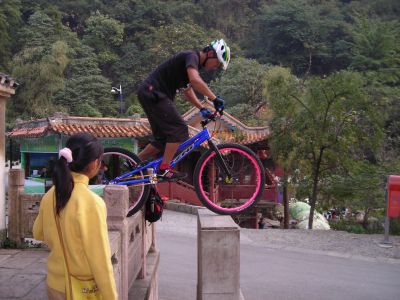 Ciclista acrobata