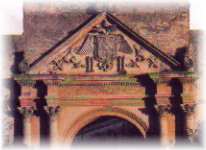 L'Arco di Trionfo, o Porta Napoli, edificata nel 1540/48 in onore di Carlo V di Asburgo.