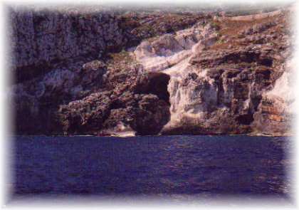 Marina di Castro (grotta)