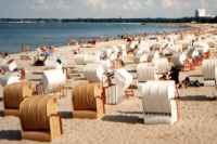 la spiaggia coi cestini