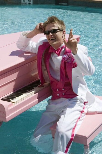 Lucas Grabeel suona il piano
