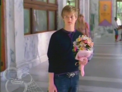 Lucas Grabeel in Return to Halloweentown con fiori