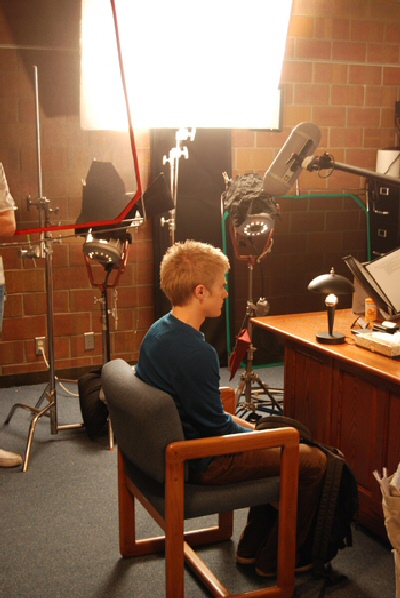 foto di Lucas Grabeel in The Adventures of Food Boy davanti al preside