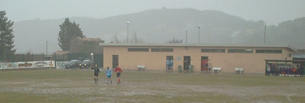 L'arbitro controlla con i due capitani la praticabilit del campo