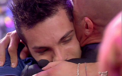 abbraccio fra Marco Carta e Luca Jurman dopo la vittoria di Amici