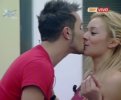 il bacio di Marco Carta e Valentina Mele