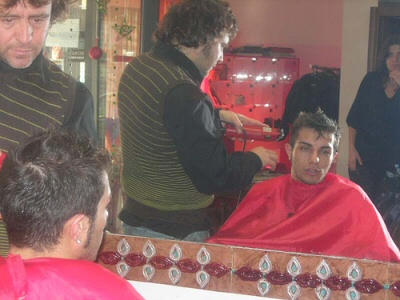 Marco Carta si fa tagliare i capelli dallo zio