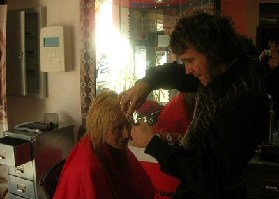 Valentina Mele si fa tagliare i capelli dallo zio di Marco