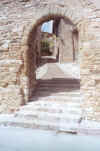 Montefalco (Pg) - Ingresso alla citt attraverso di una porta sulle mura della citt