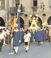 I macellai, con il tipico mantello azzurro della corporazione, portano in processione le reliquie sacre