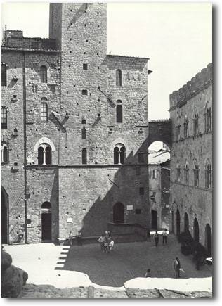 Volterra piazza dei Priori