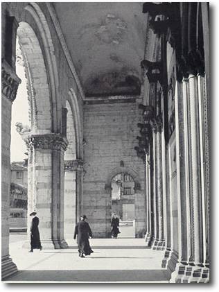 Lucca portico de Duomo