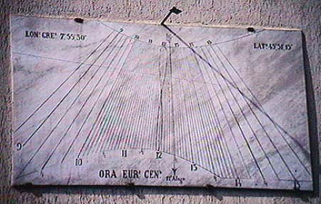 Alagna Valsesia, quadrante su pannello in marmo indicante l'ora dell'Europa C. [VEDI SCHEDA]