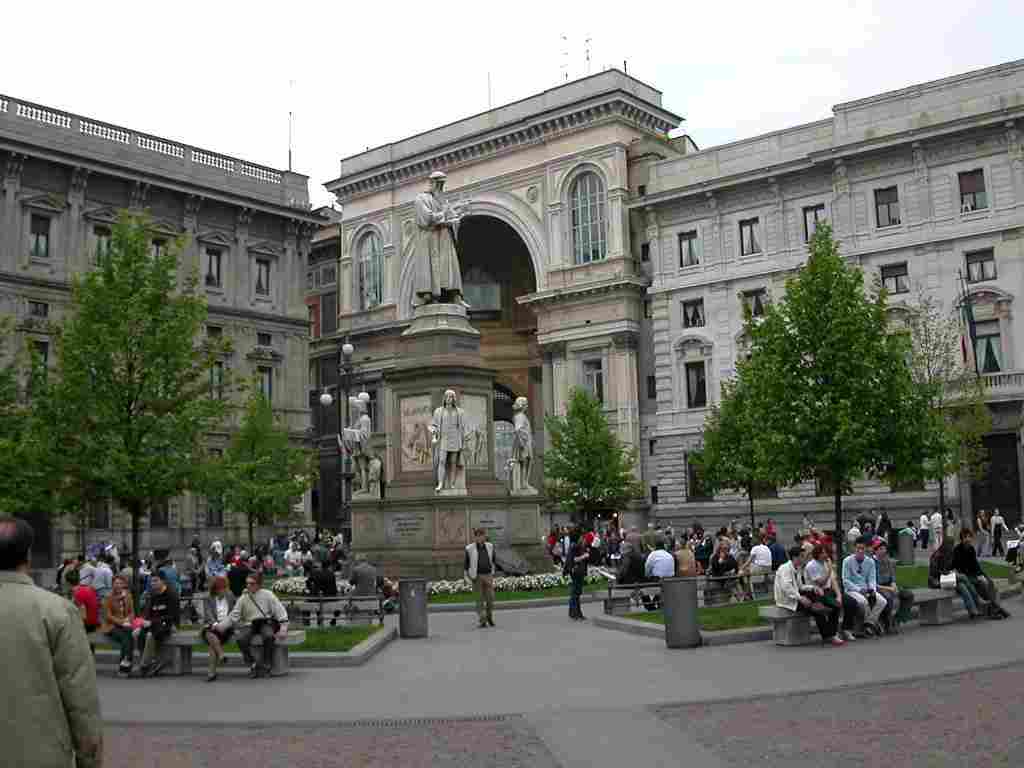 Piazza Scala oggi.jpg (44505 byte)