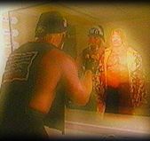 Warrior appare magicamente nello specchio di Hollywood Hogan.
