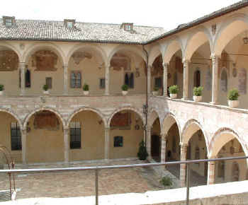 CHIOSTRO ALLINTERNO DELLA BASILICA