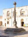 Colonna barocca in piazza del Popolo
