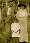 1913 luglio Olinto a Viareggio con la Moglie Alma e la figlia Giovanna.jpg (106246 byte)