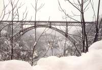 Veduta invernale del ponte